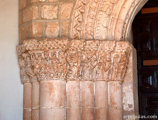 Capiteles del lado izquierdo de la puerta románica