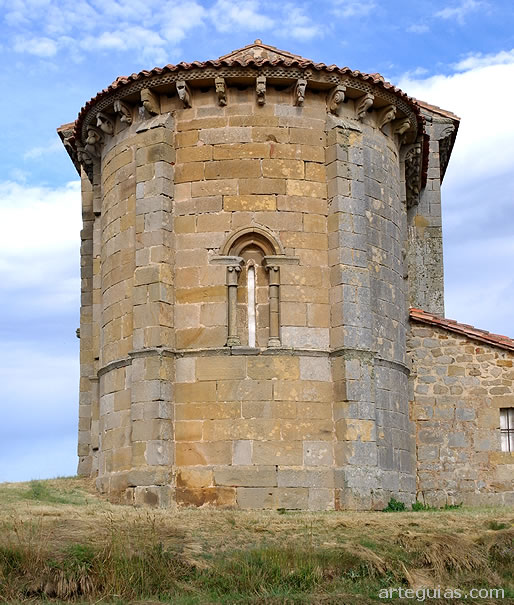 Ábside románico de la iglesia de Matalbaniega, Palencia