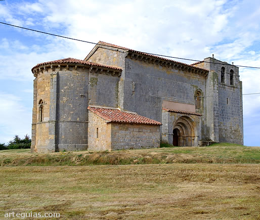 Vista desde le nordeste de la iglesia de San MArtín de Matalbaniega