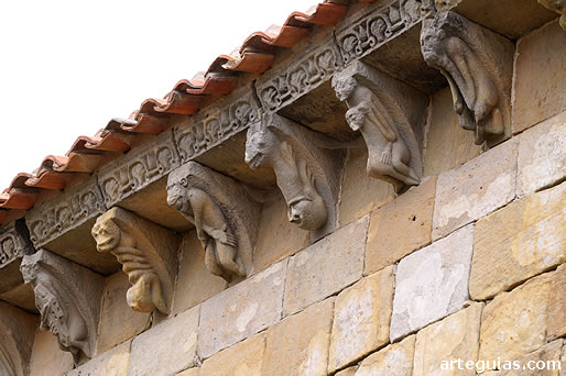 Esta iglesia románica destaca por sus canecillos