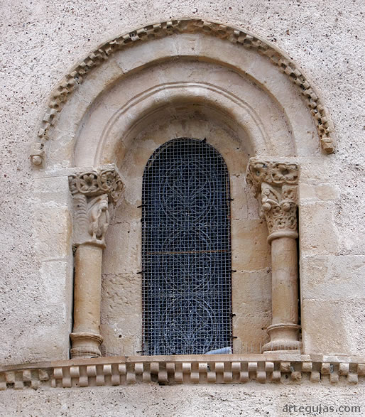 Uno de los ventanales del &aacute;bside