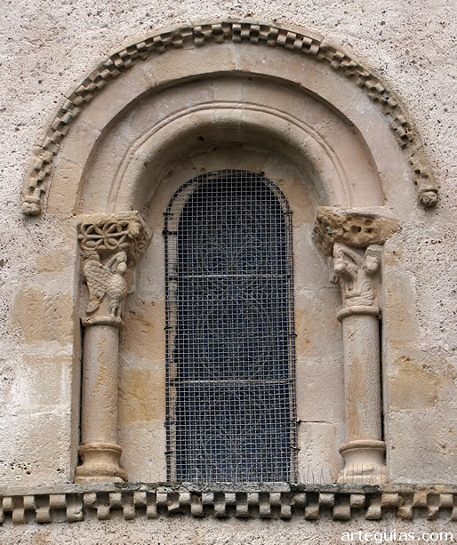 Ventanal de la cabecera con capiteles zoomorfos