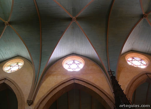 Claristorio de la nave central de la iglesia