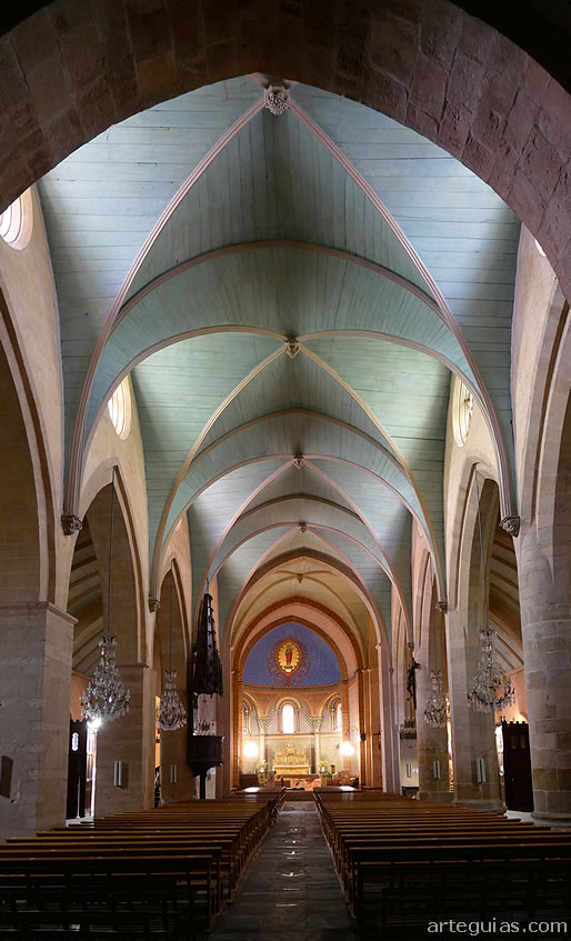 Iglesia de Morla&agrave;s, Francia: interior de la nave central