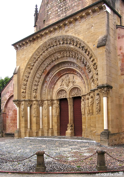Portada rom&aacute;nica de la iglesia de Morla&agrave;s, Francia