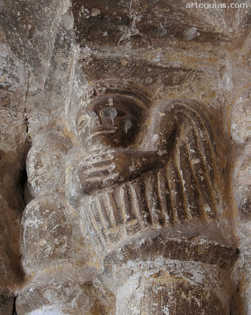 Personaje en un capitel