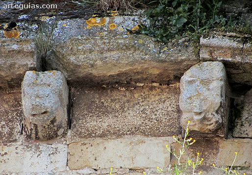 Canecillos en el costado norte