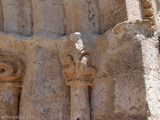 Pinillos de Esgueva: detalle de la puerta románica