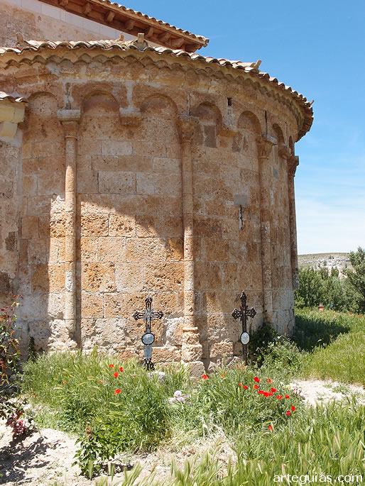 Peculiar ábside de la iglesia de Pinillos de Esgueva (Burgos)