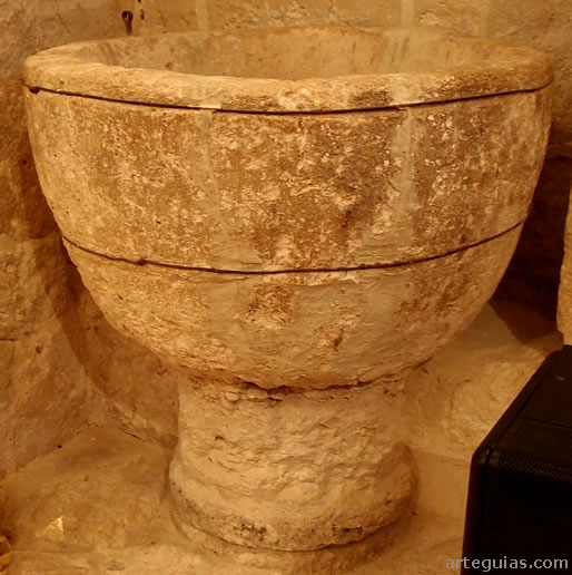 Pila bautismal románica en el interior de la iglesia de Pinillos de Esgueva