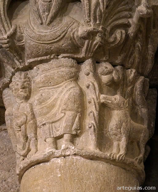 Detalle  de uno de los capiteles del arco triunfal