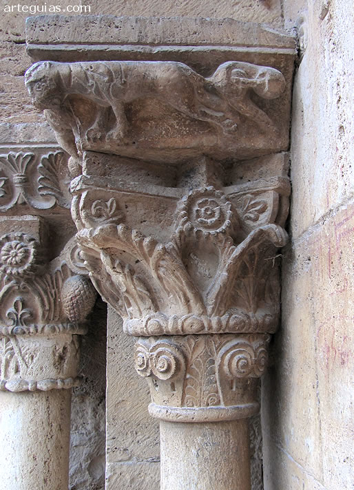 Capitel con hojas de acanto  y cuadr&uacute;pedos