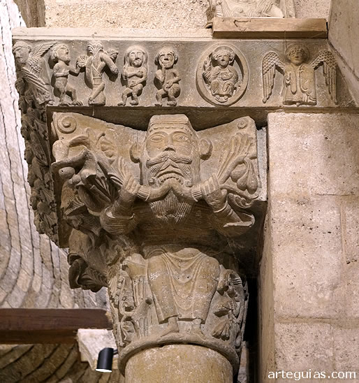 Capitel cuyo cimacio lleva esculpido el Pecado Original