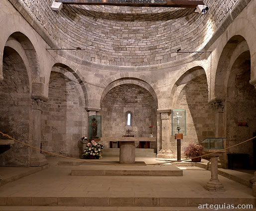 Interior del &aacute;bside de la iglesia de Porqueres