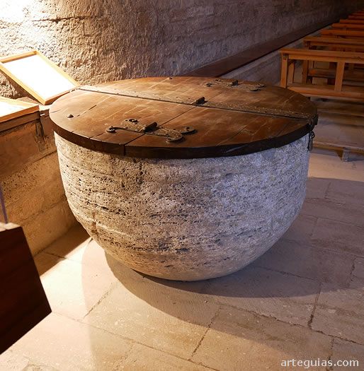 Sencilla pila bautismal con copa semiesf&eacute;rica de la iglesia de Porqueres en Girona