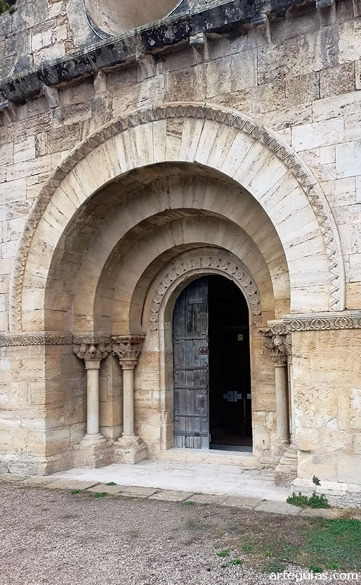 La iglesia de Porqueres tiene una singular puerta medieval