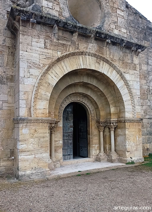Iglesia de Porqueres, Girona: Portada rom&aacute;nica