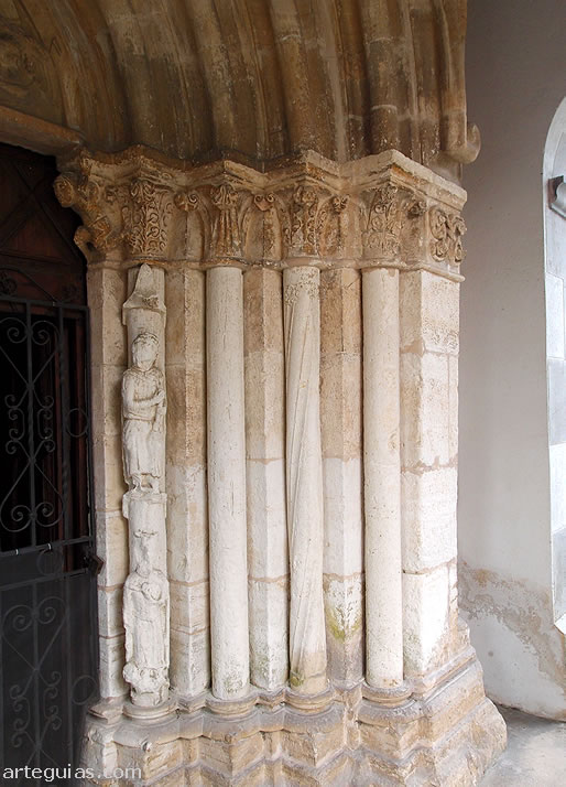 Apoyos de la portada de la iglesia de Priorio