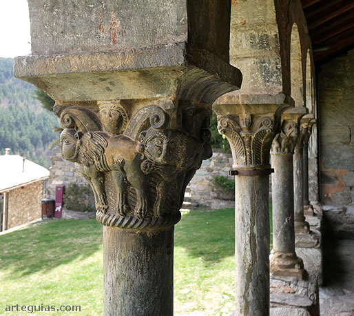 Capiteles del p&oacute;rtico