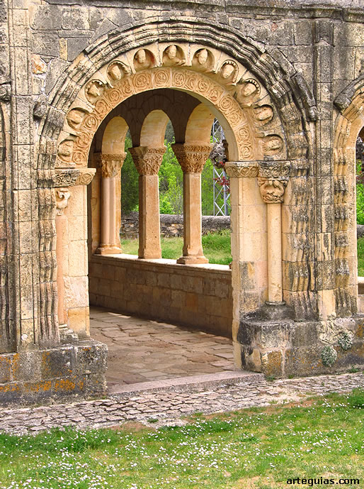 Precioso arco de entrada a la galer&iacute;a en el flanco oeste