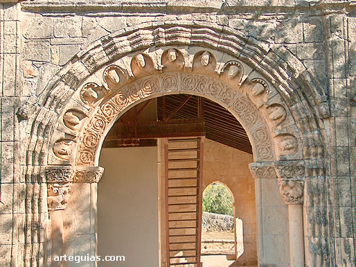 Una de las arquivoltas tieien once bustos humanos