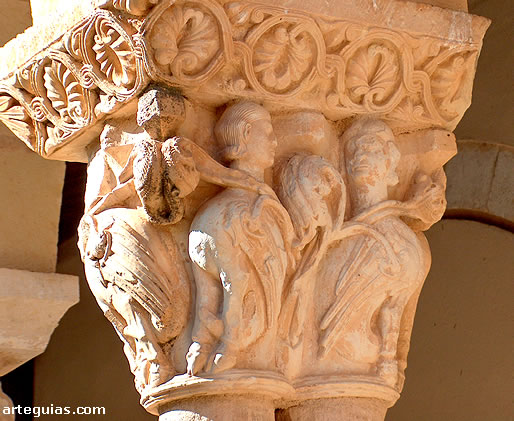 Capitel de la galer&iacute;a porticada que muestra parejas de arp&iacute;as