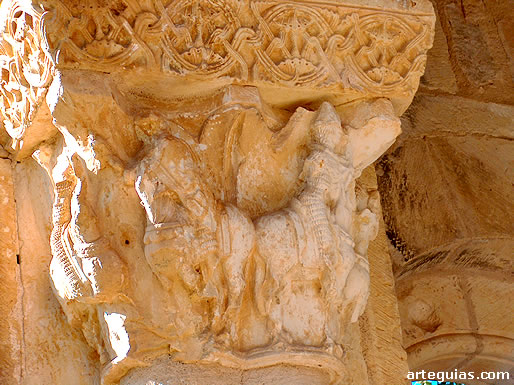 Capitel de guerreros