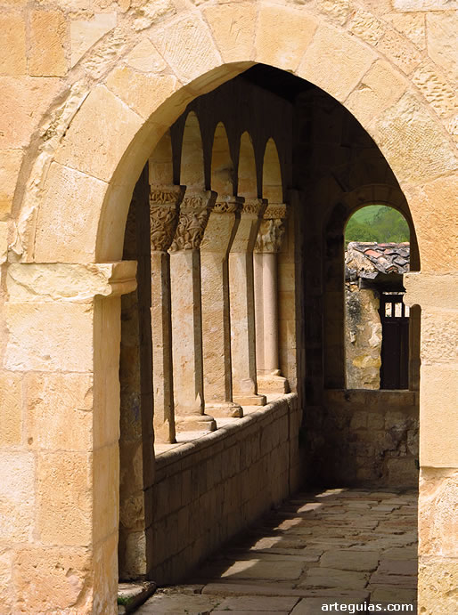 Galer&iacute;a porticada rom&aacute;nica de la iglesia de San Juan Bautista de Orejana, Segovia 