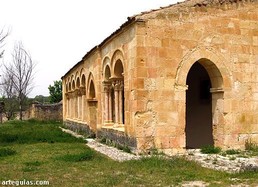 La galer&iacute;a porticada del templo de San Juan Baustista de Orejana visto desde el sureste