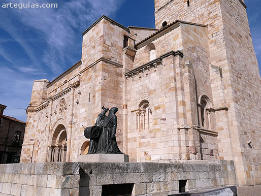 Vista de la iglesia desde el sureste
