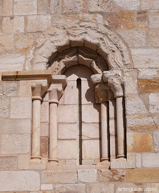 Ventanal rom&aacute;nico con chevrons