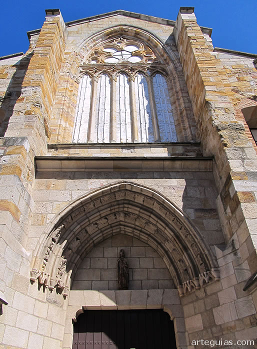 Imafronte de la iglesia de San Juan de Puerta Nueva, Zamora de hechuras completamete g&oacute;ticas