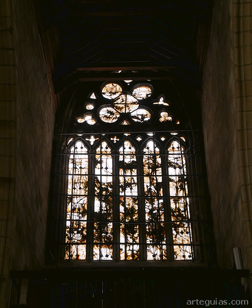 El ventanal g&oacute;tico del imafronte visto desde dentro