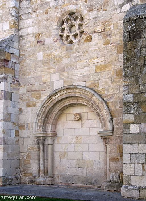 Puerta rom&aacute;nica cegada del muro septentrional