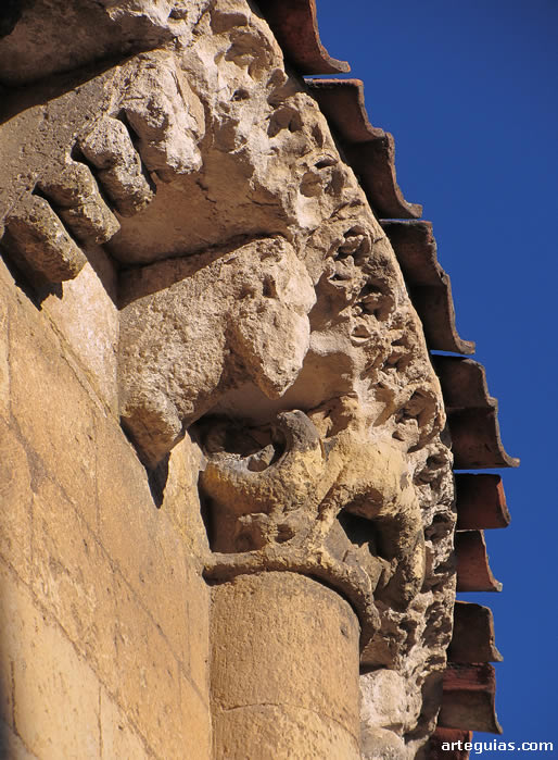 Canecillos y capitel del &aacute;bside. Todo muy erosionado