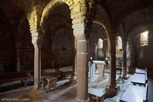 Arcos, columnas y bóvedas de la cripta románica de Sant Esteve de Olius