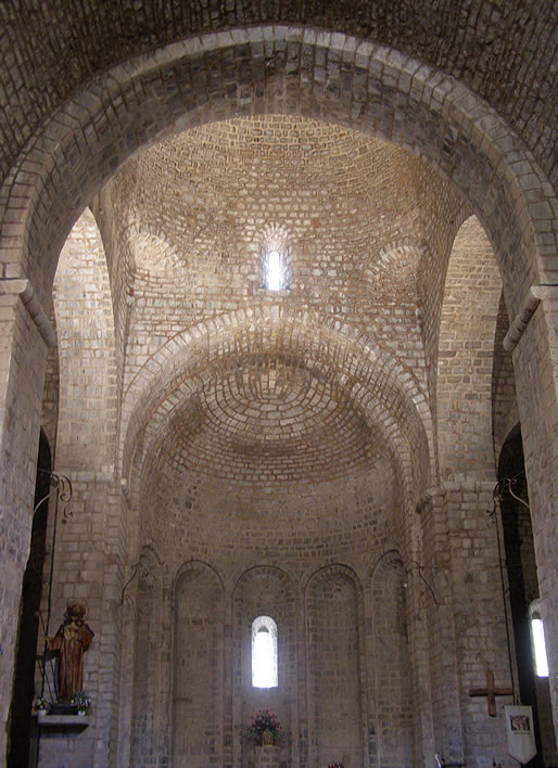 Interior: &aacute;bside central, trompas del cimborrio y comunicaci&oacute;n con el transepto