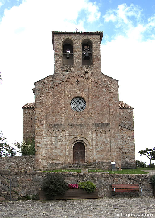 Fachada con la puerta, ventanas y espada&ntilde;a