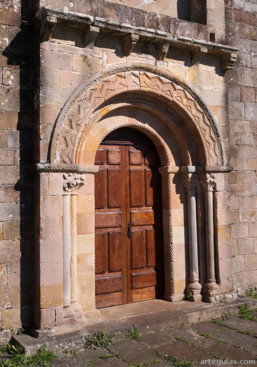 Bonita puerta rom&aacute;nica de  Santa Eulalia de Selorio, Asturias