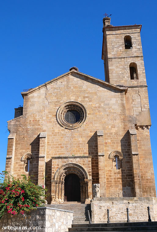 Imafronte de la iglesia de Santa Mar&iacute;a de Almoc&oacute;var