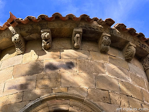 Canecillos vegetales, geom&eacute;tricos  y zoomorfos
