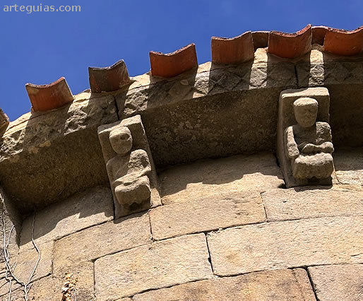 Canecillos rom&aacute;nicos antropomorfos de la cabecera