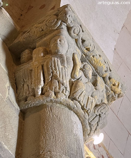 &Aacute;ngeles portando los instrumentos de la Pasi&oacute;n