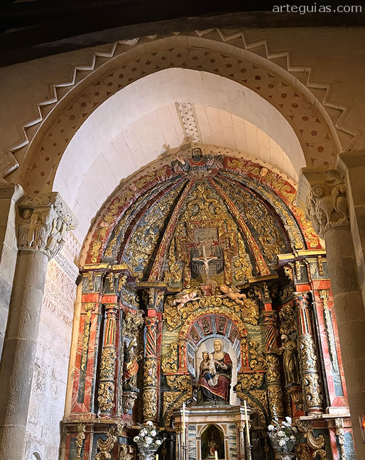 Interior de la cabecera de la iglesia c&aacute;ntabra de Santa Mar&iacute;a de Hoyos
