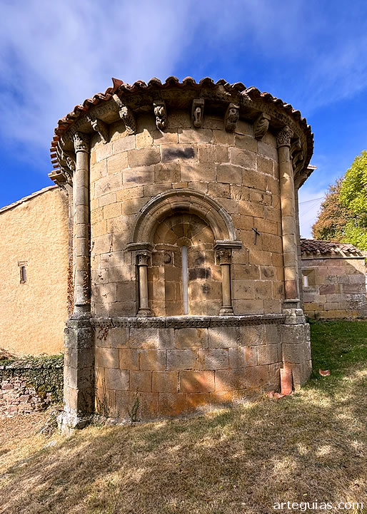 Bonito &aacute;bside de Santa Mar&iacute;a de Hoyos