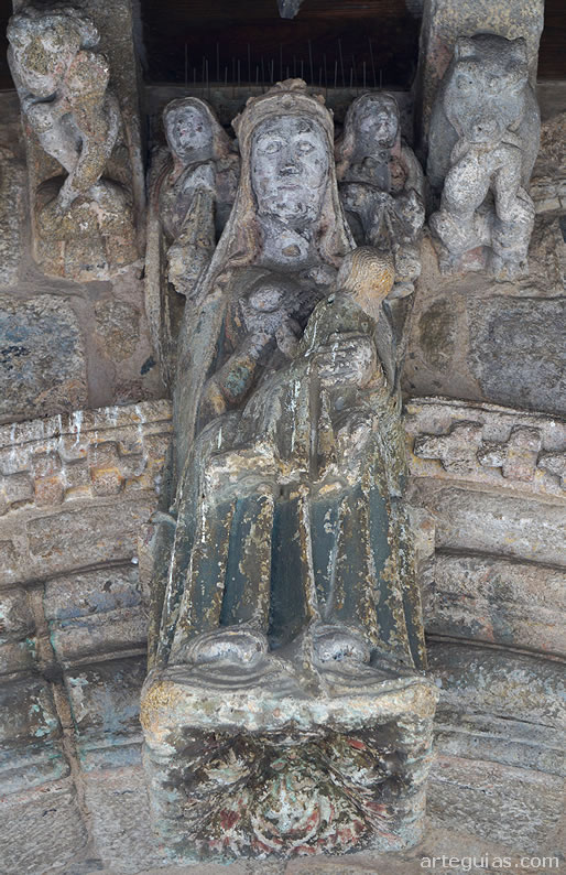 Imagen gótica de la Virgen encastrada en la clave de la arquivolta de la puerta