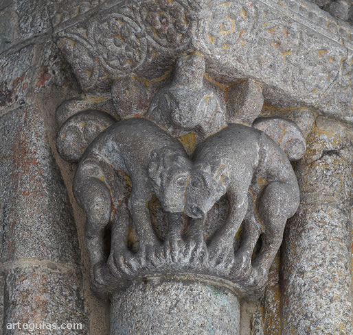 Capitel de la puerta románica con dos leones vigilantes