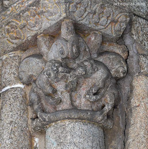 Capitel zoomorfo de la portada de la iglesia de Santa María de Salomé
