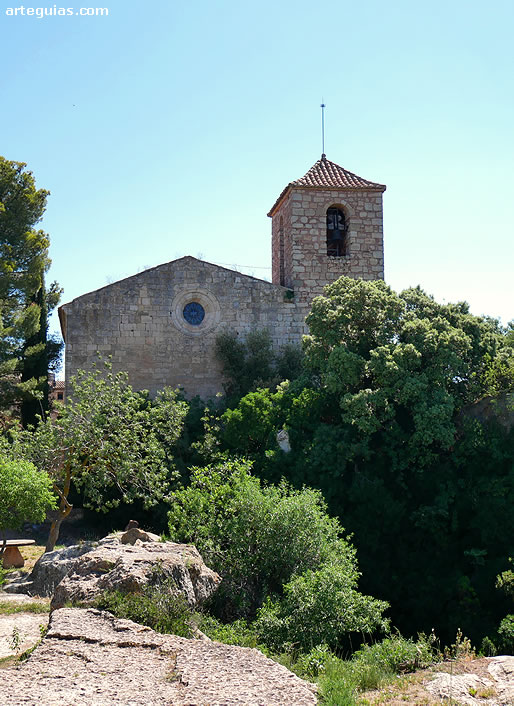 Facahada occidental con la torre campanario