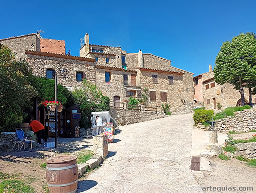 Acceso a la localidad de Siurana